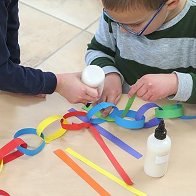 Creare catene di carta con bambini di quattro anni