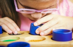 Un'attività per bambini autistici non verbali: la scatola delle forme 