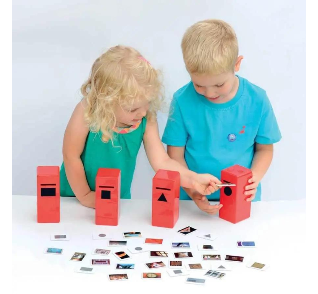Bimbi che giocano con delle forme da imbucare