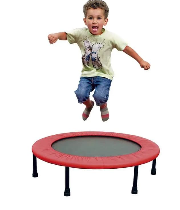 trampolino con bambino che salta