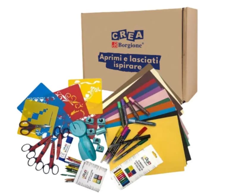 colla stick Borgione da 20g e alle forbici ergonomiche Borgione da 12cm e tutti gli accessori inclusi nel kit, i piccoli artisti e le piccole artiste potranno creare biglietti unici e originali per tantissime ricorrenze. Le forbici decorative, con 4 diversi motivi, aggiungeranno un tocco speciale alle creazioni. Le matite colorate laccate Borgione e i pastelli a cera Borgione permetteranno di dare vita a disegni vivaci e colorati. La fustellatrice facile con 6 decori renderà ancora più semplice e divertente il lavoro. Il kit include anche cartoncini lisci e ruvidi A4 da 160g, glitter glue, stencil e un set di calligrafia con doppia punta.