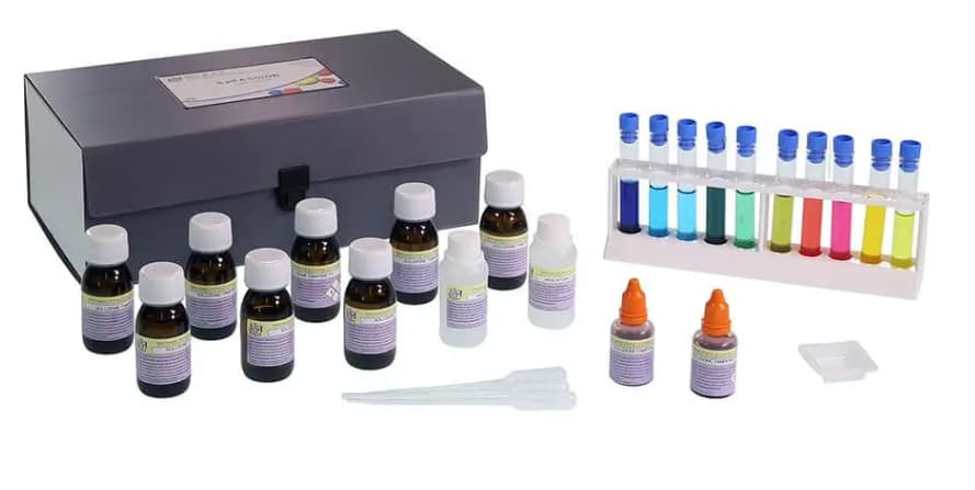 kit didattico ph a colori per il playful learning: provette, pipette e boccette di colori