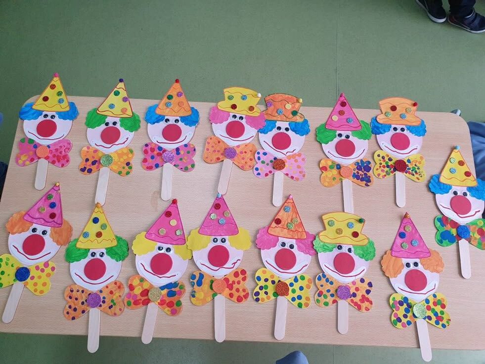 pagliaccetti di Carnevale su stecche di legno