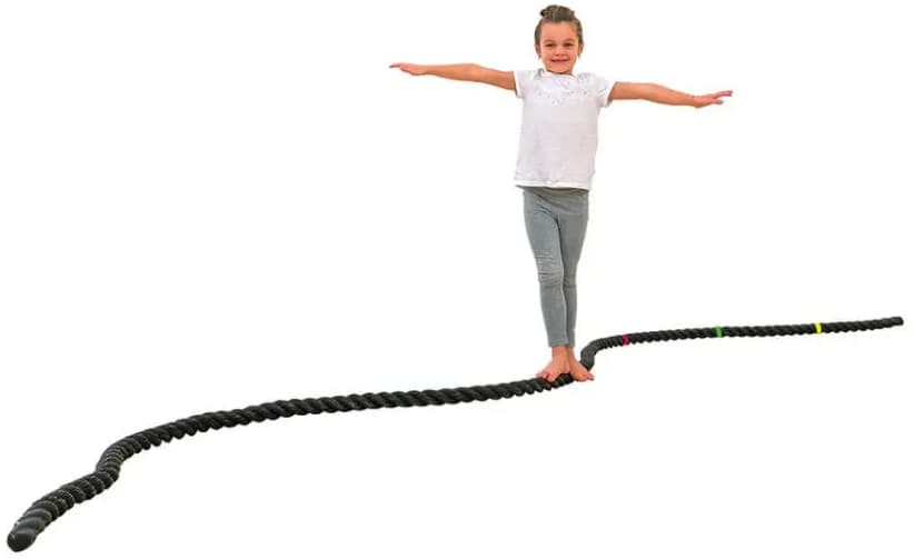 bambina sopra alla corda dell'equilibrio