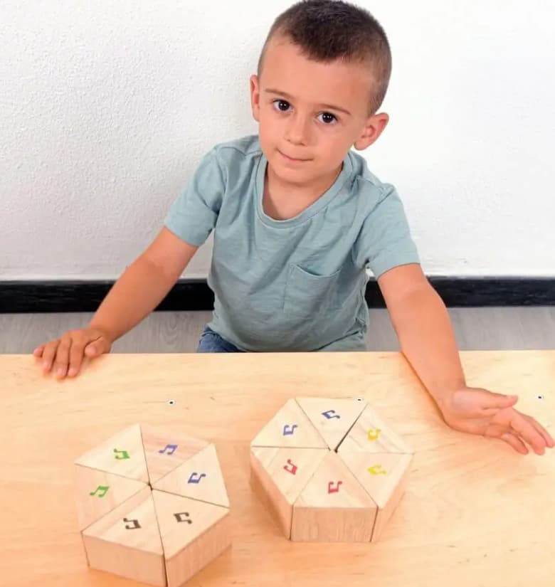 bambino che gioca con il gioco abbina i rumori