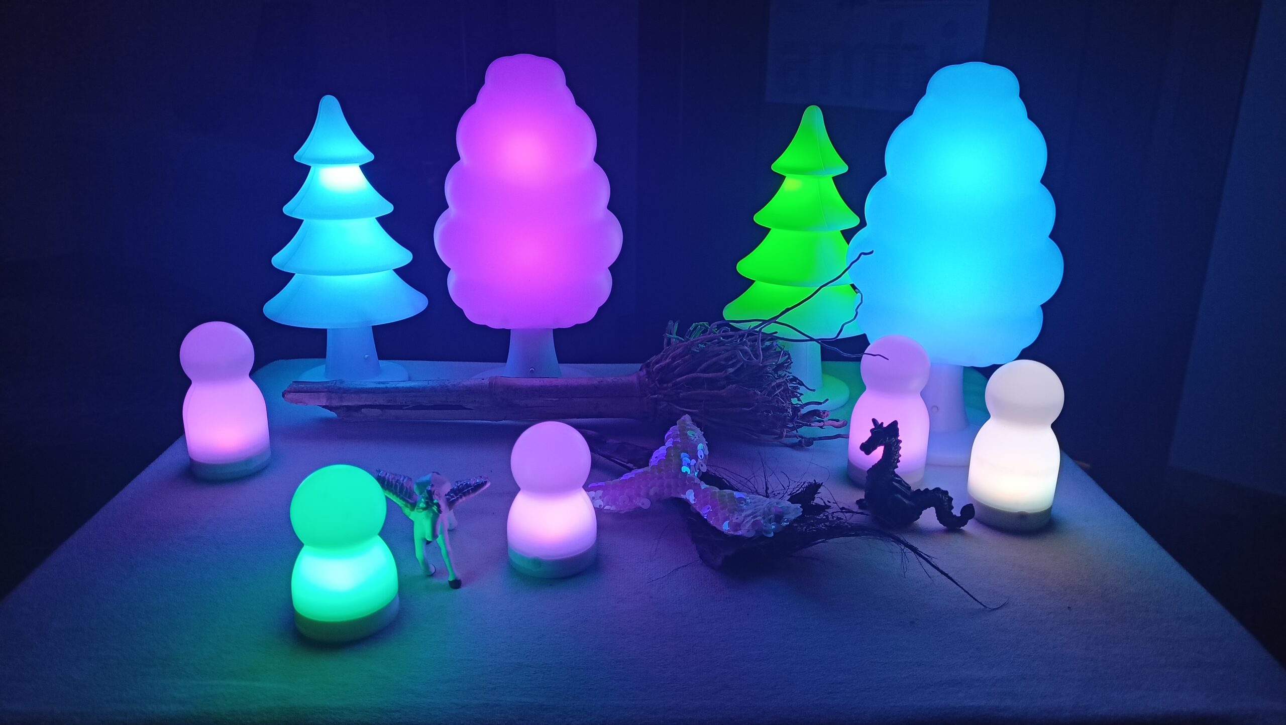 omini luminosi e alberi luminosi bookish play