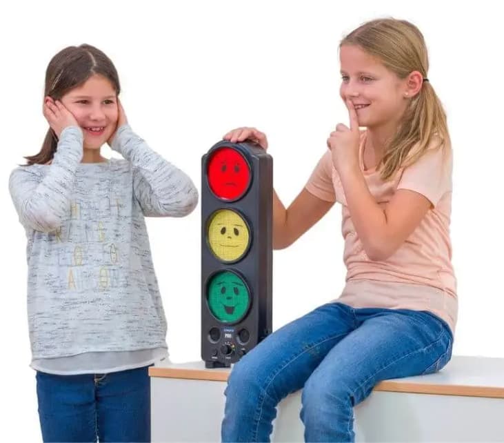 semaforo del rumore per la gestione della classe. Due bambine vicino al semaforo che sorridono