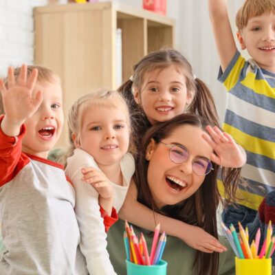 Frasi di fine anno scolastico per alunni: le dediche più belle per salutare la classe