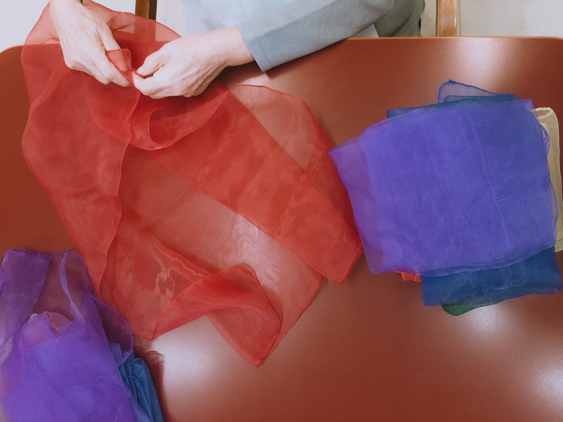 Foulard colorati di vari colori disposti su un tavolo prima della sessione di ginnastica di gruppo