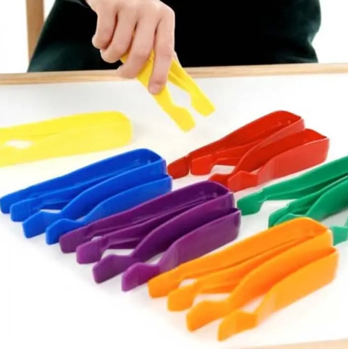 Pinzette per motricità utilizzate da un ragazzo