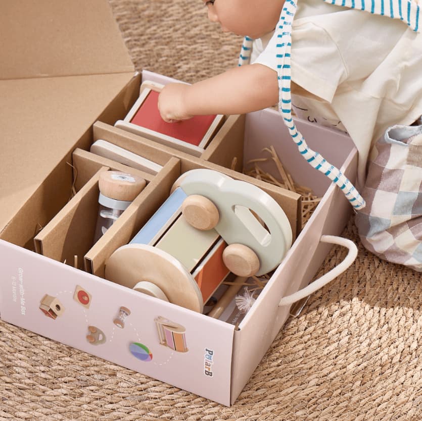Cofanetto educativo grow with me 6-12 mesibambino che gioca