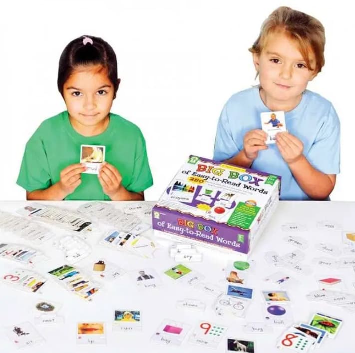 giochi per imparare l'inglese: bambino e bambina che giocano