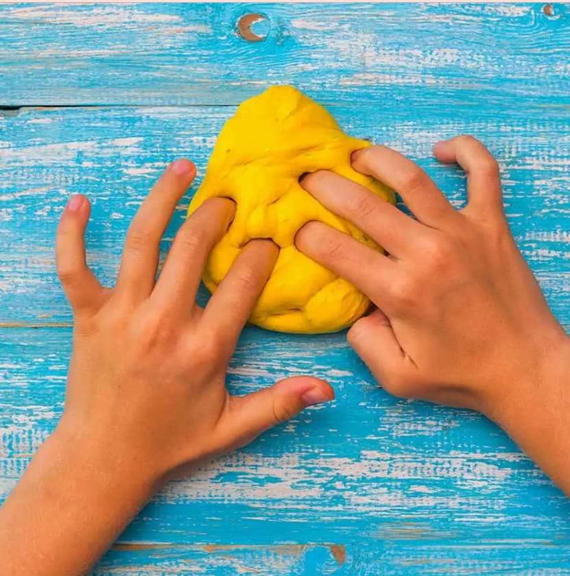 pasta da modellare terapeutica: mani di un bambino che lavorano la pasta