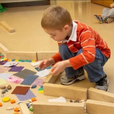 bambino che gioca con loose parts