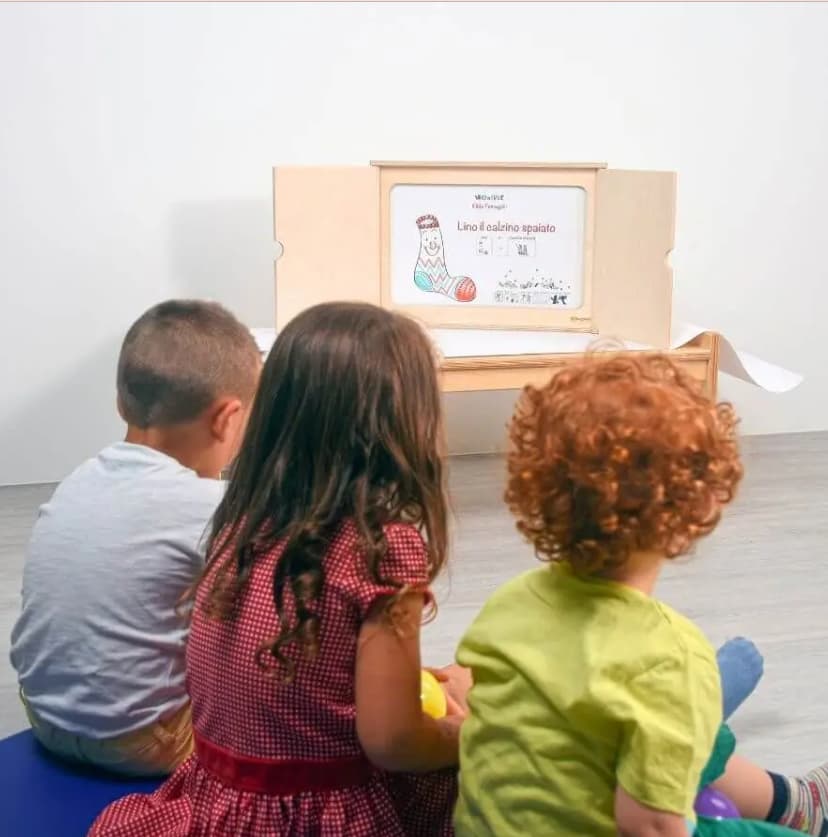 teatro kamishibai con tre bambini che guardano