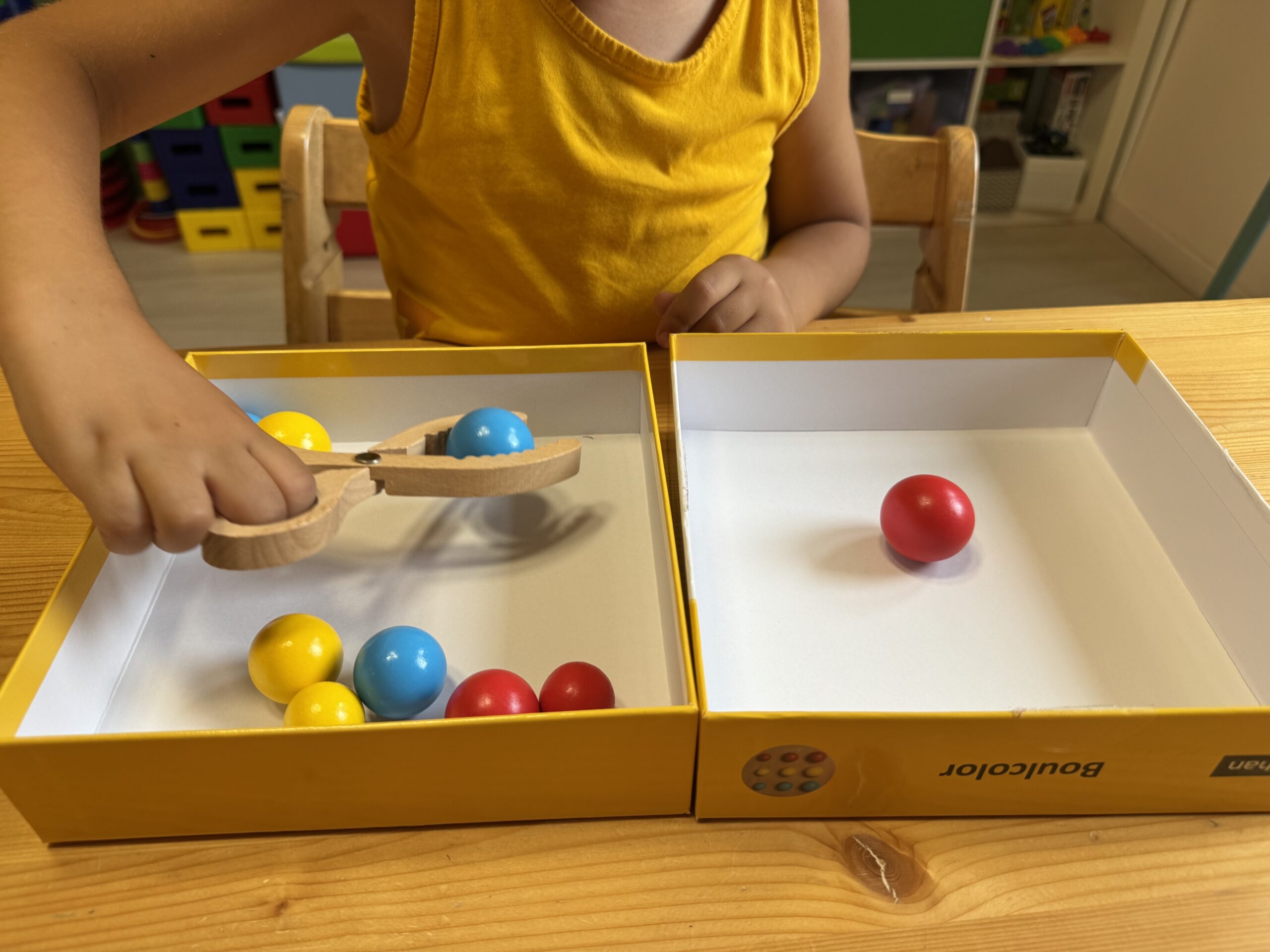 Attività di travasi da un contenitore all'altro utilizzando la pinza del gioco Boulcolor