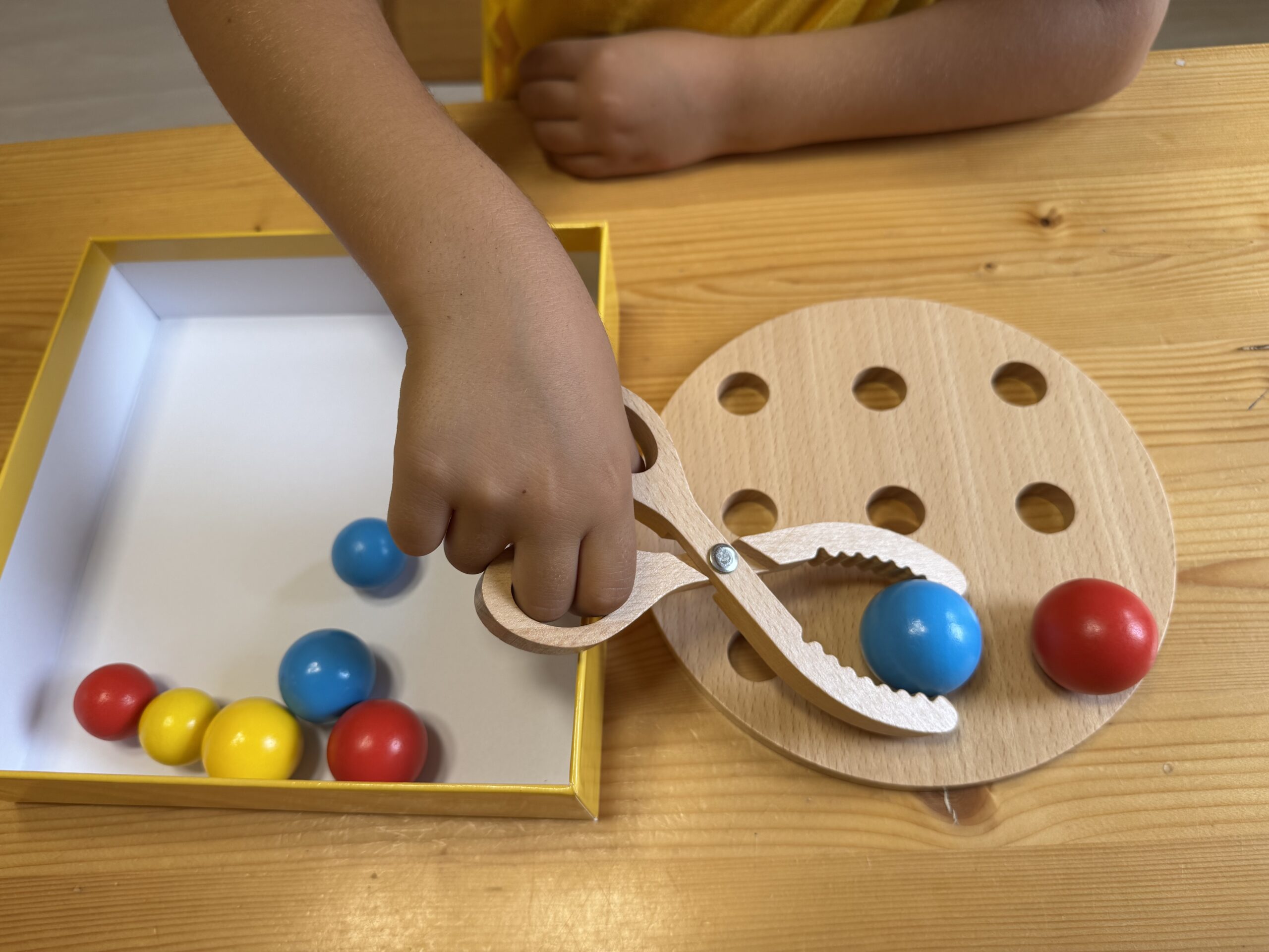 Bambino allena le abilità visuospaziali riproducendo un modello con il gioco Boulcolor