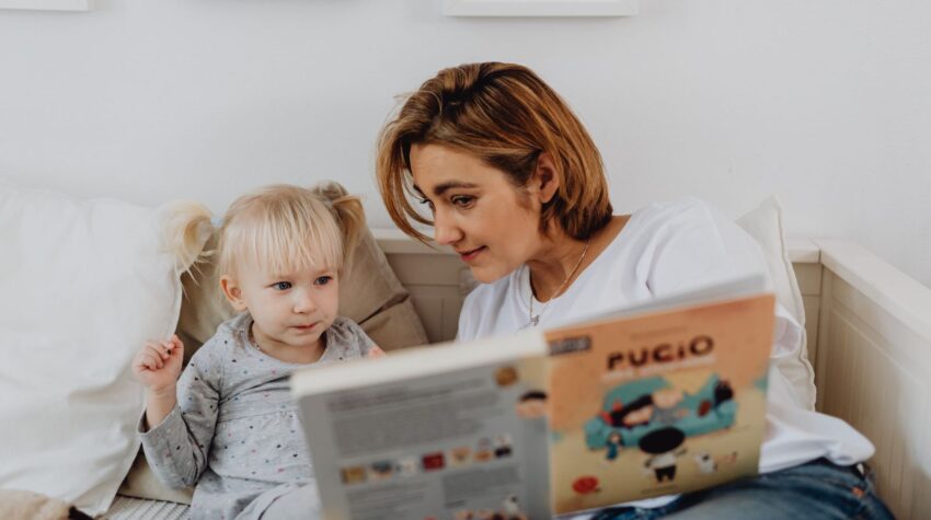 albi illustrati sulle emozioni. bambina che ascolta la donna leggere