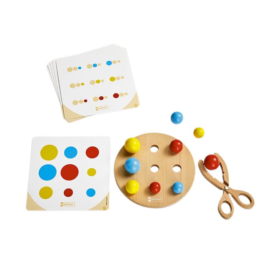 Base in legno, pinza a forbice e sfere colorate del gioco Boulcolor per allenare la memoria di lavoro visuo-spaziale